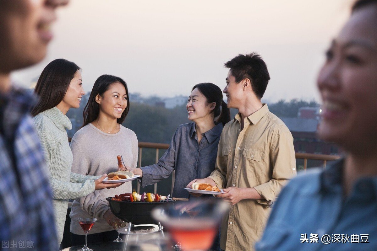 今天十多位原同事聚餐,没人买单僵持着老板报警了,你怎么看 十多人聚餐