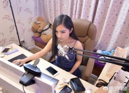 2015年因发布吐槽视频而迅速走红