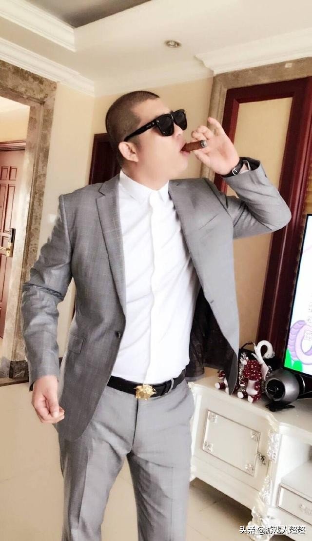 后陆续发布无厘头恶搞视频深受粉丝喜爱