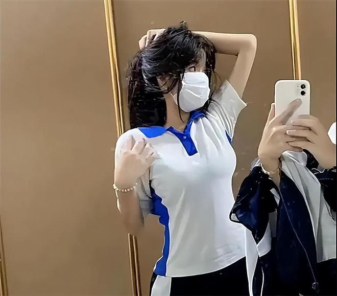 家长疑惑开云访问入口审美,“高马尾”在中学逐渐消失,被两条鲇鱼须取代 在这个年代