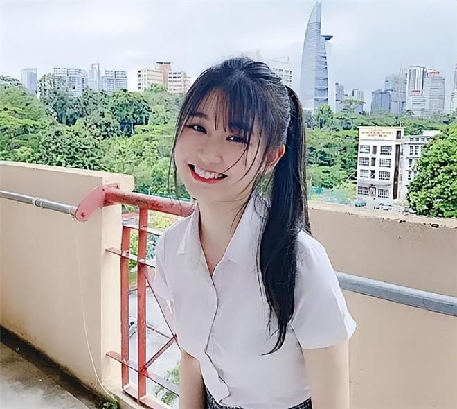 家长疑惑开云访问入口审美,“高马尾”在中学逐渐消失,被两条鲇鱼须取代 对于花季的少男少女们