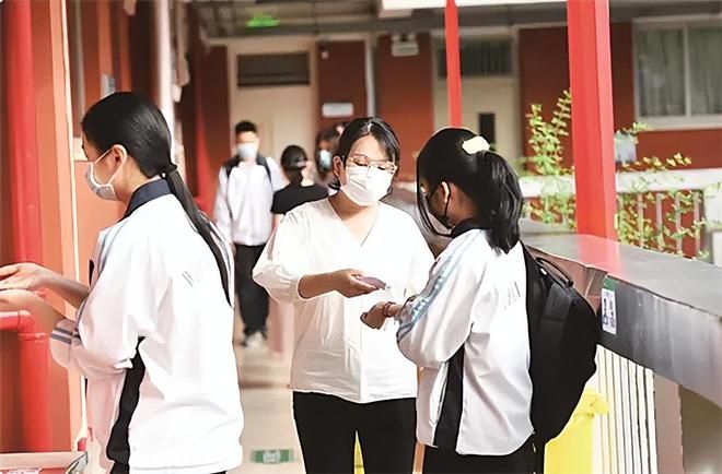 家长疑惑开云访问入口审美,“高马尾”在中学逐渐消失,被两条鲇鱼须取代 他们的外貌似乎变得漫不经心起来
