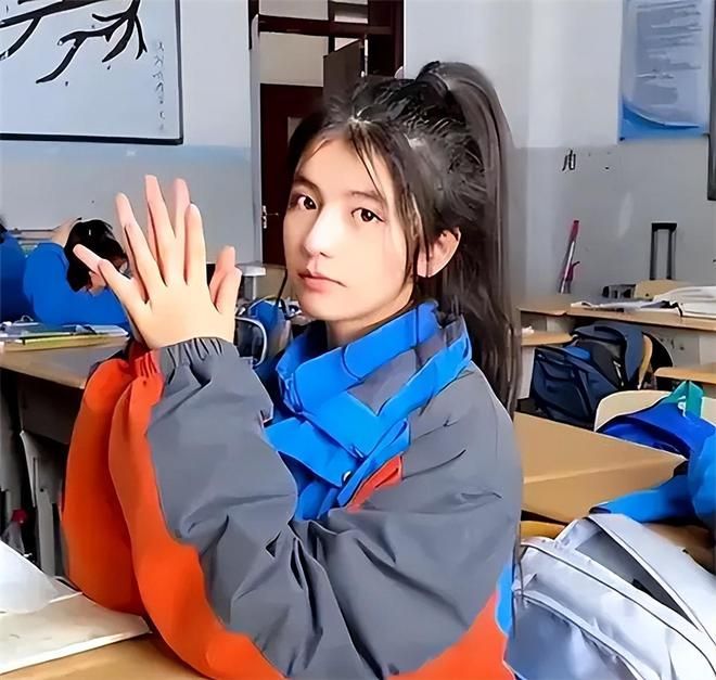 家长疑惑开云访问入口审美,“高马尾”在中学逐渐消失,被两条鲇鱼须取代 同题参见曾经的精心打扮似乎成了过去