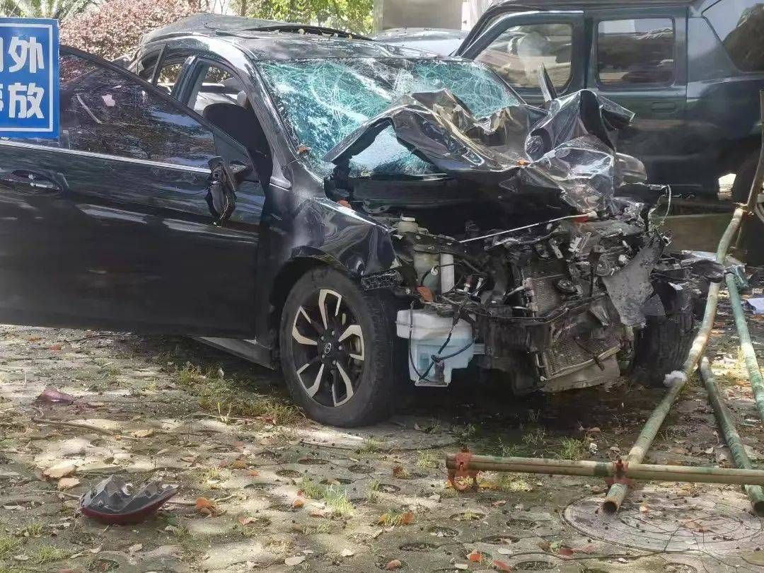 台州一高校发生汽车冲撞行人事件