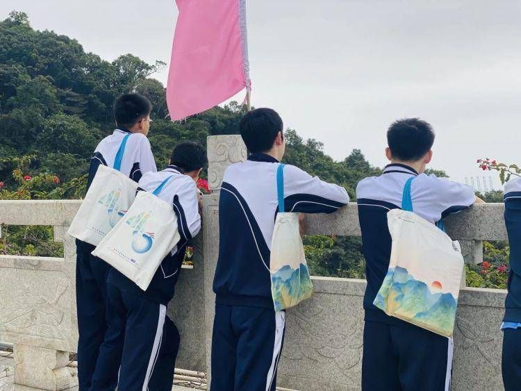 该校美术老师卢钟扬带领陈嘉祺