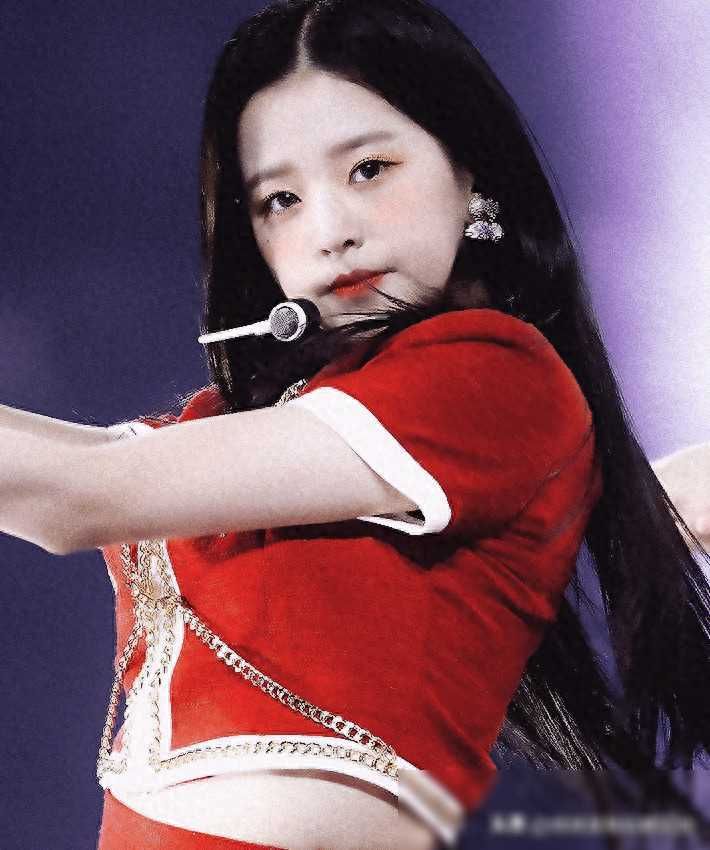 医生提醒,张元英转圈扭胯模仿,潜在风险,切勿轻视! 韩国当红女星张元英在最近的一次演唱会