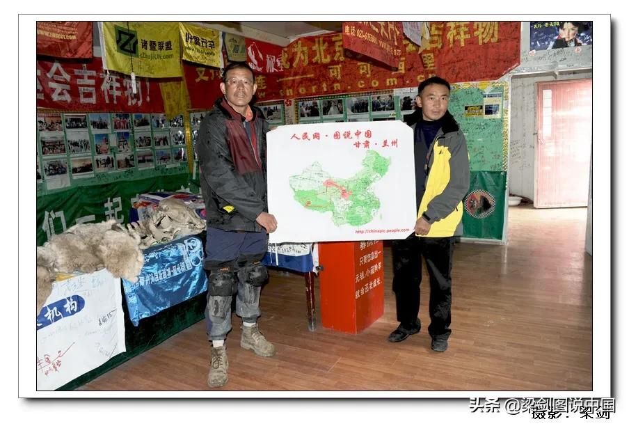 慢慢通过观看画报上的照片