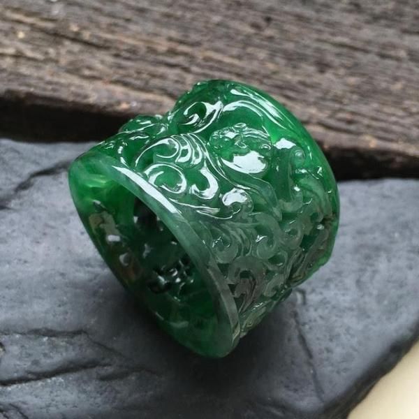 老翡翠扳指的表面特征主要体现在以下几