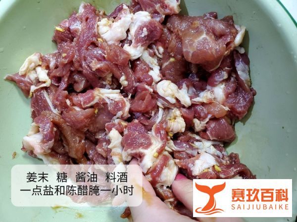 糖醋里脊的做法 放入料酒