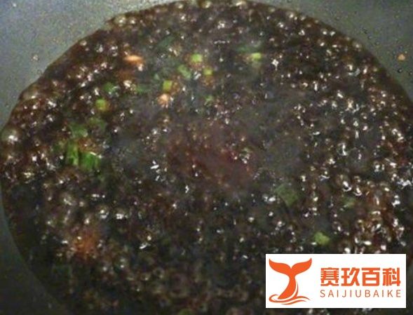 糖醋里脊的做法 将鸡蛋打入里脊肉里顺时针搅拌后