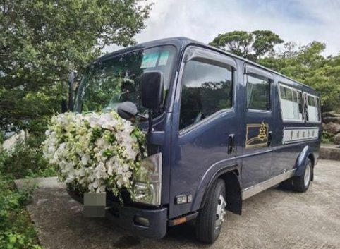 曾志伟送爱妻最后一程,骨灰房子梅艳芳安息地,曾宝仪未出现,这是为何... 曾宝仪未婚主要受父亲行为影响