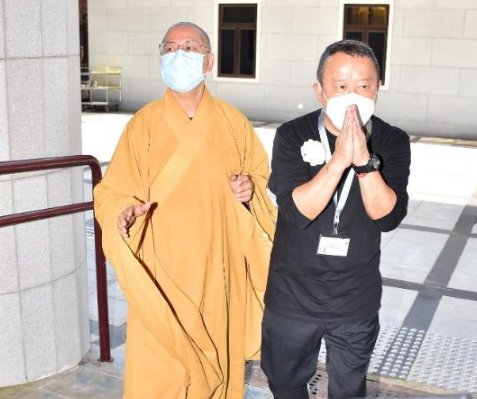曾志伟送爱妻最后一程,骨灰房子梅艳芳安息地,曾宝仪未出现,这是为何... 童年经历