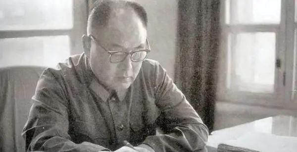 王近山来看望女儿,对她说:我能回南京军区,李德生叔叔帮了大忙 班长是李德生