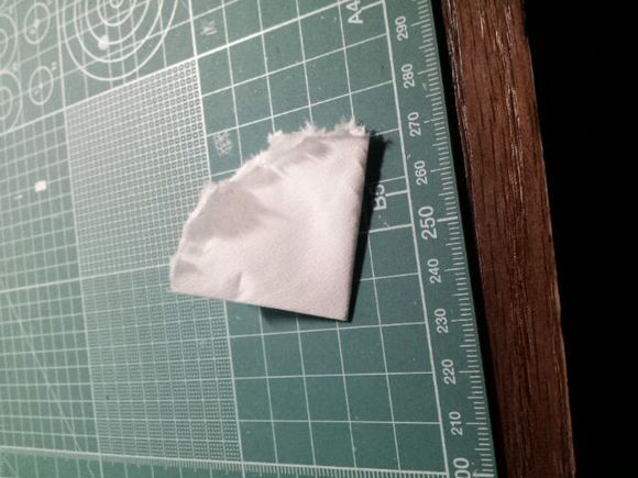 纸钱 怎样剪 1、把纸盖在盖上,用手弄个圆。