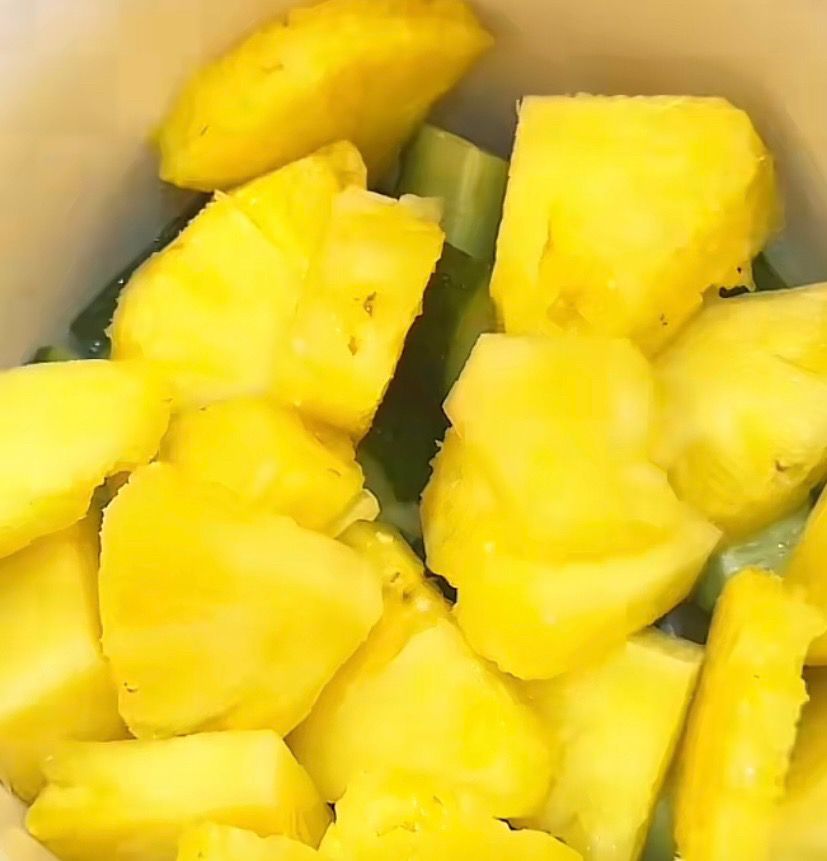 黄瓜拌菠萝做法 菠萝拌黄瓜海南做法? 准备1200毫升清水加入5克食盐