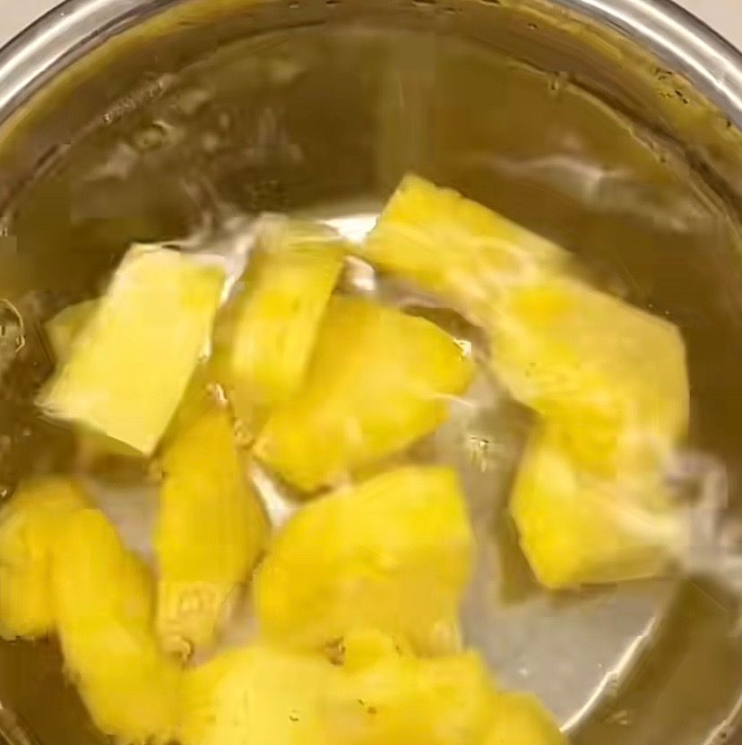 黄瓜拌菠萝做法 菠萝拌黄瓜海南做法? 准备一个菠萝去皮切成薄片