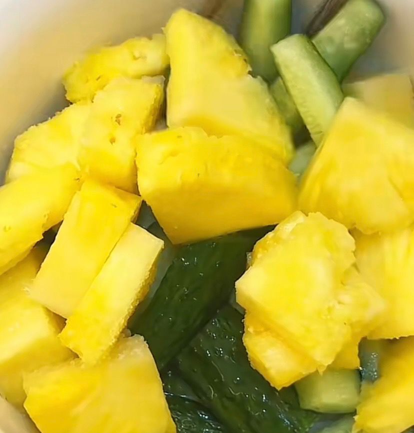 黄瓜拌菠萝做法 菠萝拌黄瓜海南做法? 一根黄瓜洗净切条